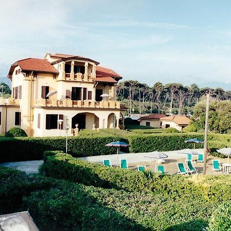 Ostello Apuano Marina Di Carrara Bagian luar foto