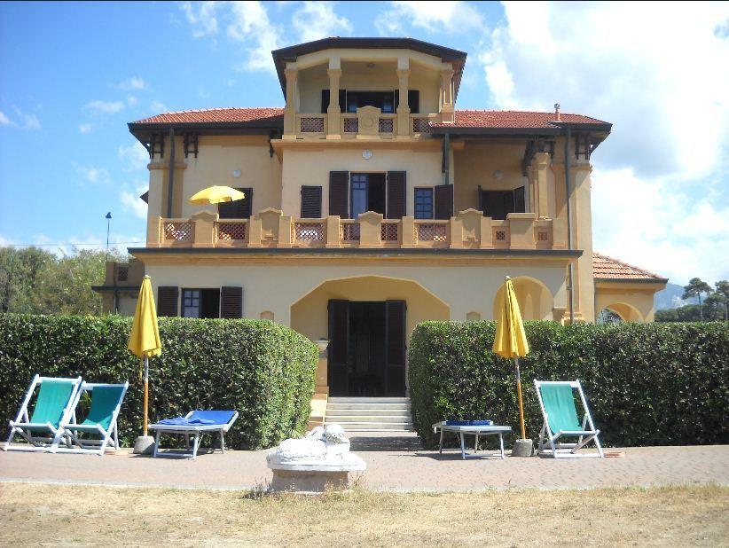 Ostello Apuano Marina Di Carrara Bagian luar foto
