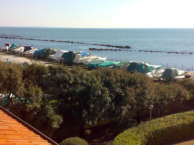Ostello Apuano Marina Di Carrara Bagian luar foto