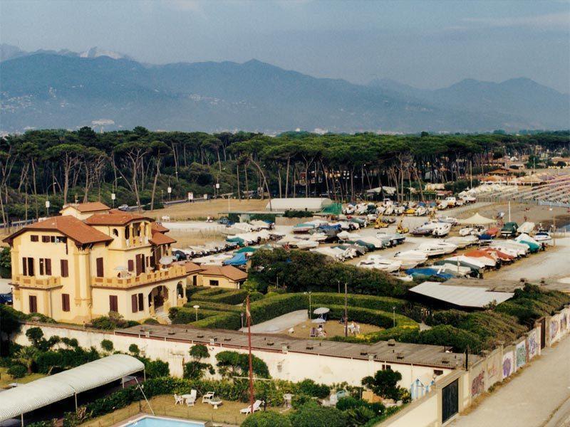 Ostello Apuano Marina Di Carrara Bagian luar foto