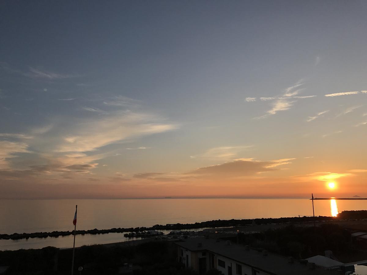 Ostello Apuano Marina Di Carrara Bagian luar foto